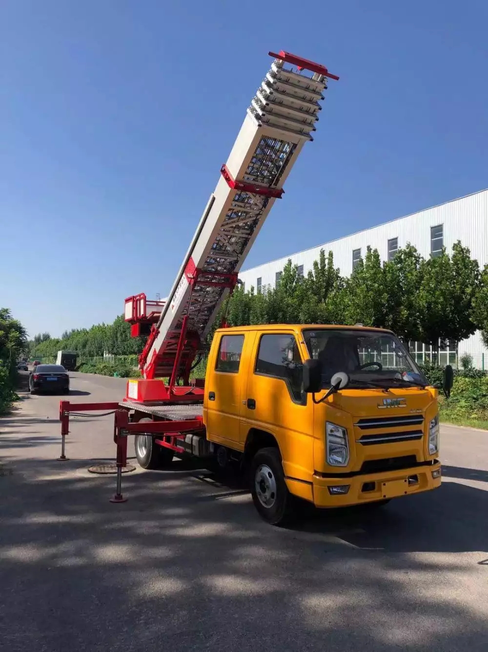 咸宁附近的云梯车出租服务：轻松解决高空作业需求