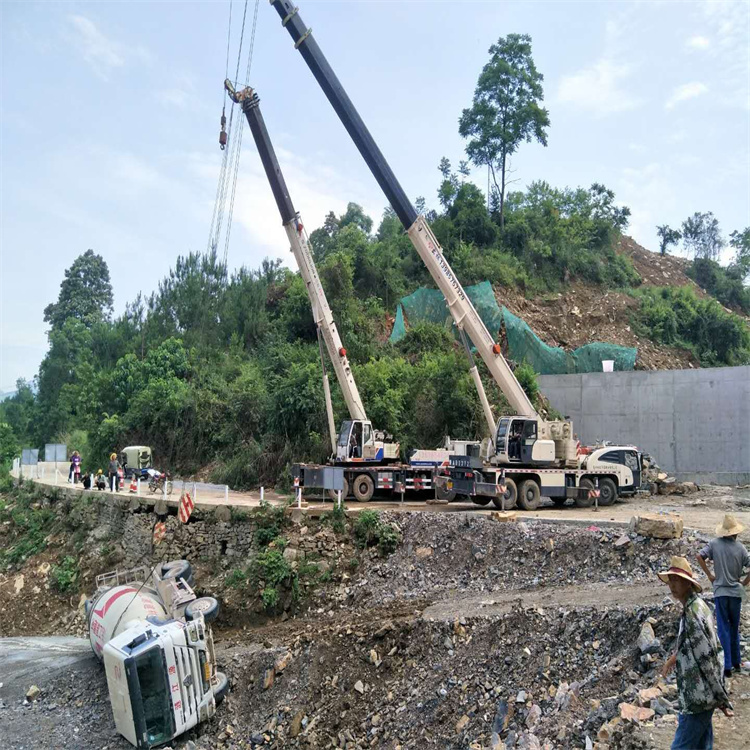咸宁汽车掉沟里叫吊车救援要多少钱